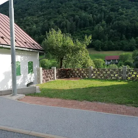 Pocitniska Hiska Medvejke 度假居 Slap ob Idrijci